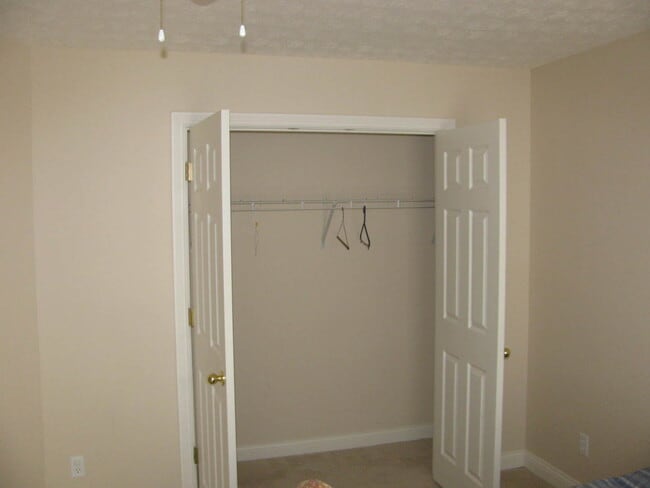Building Photo - Like new home in Oldham County