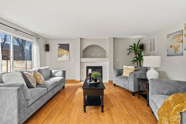 Building Photo - Immaculate 3 bed with lg fenced yard