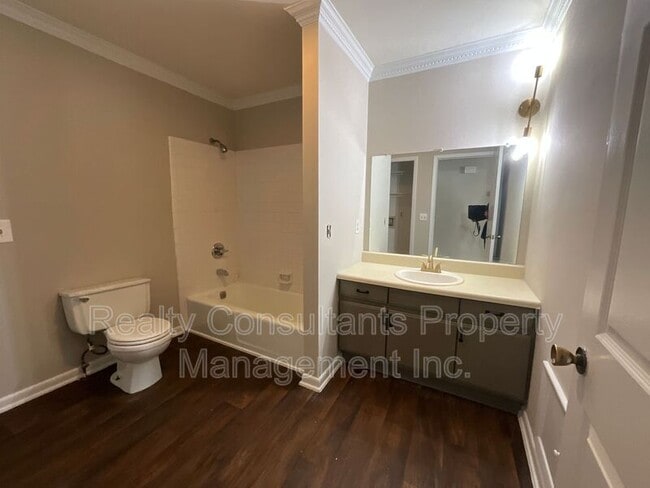 Building Photo - 1006 W Barton St