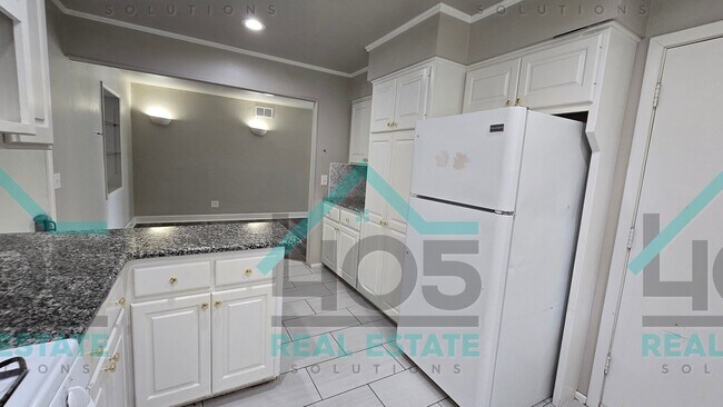 Building Photo - 3 Bedroom MWC w/Flex room!