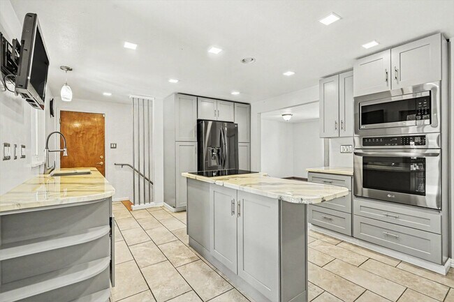Building Photo - 6881 Fox Way