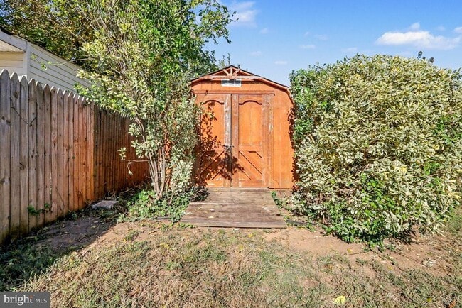 Building Photo - 5838 Fifer Dr