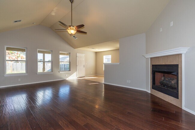 Building Photo - Charming 3 Bed/2 Bath near pool!