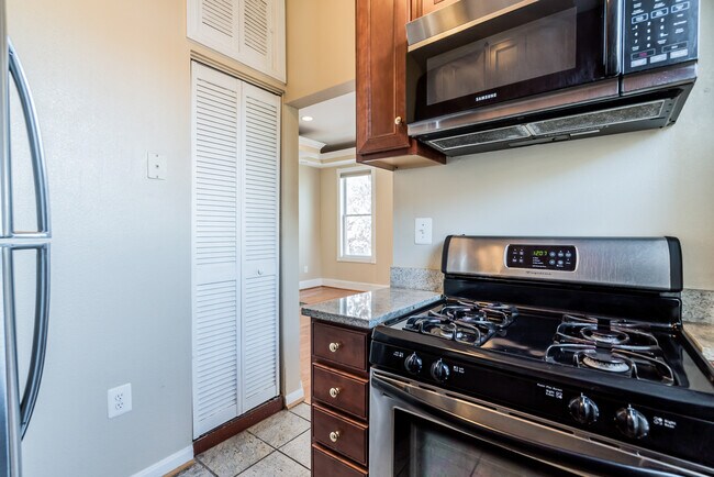 Building Photo - 807 G St NE