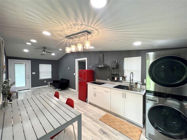 Building Photo - 3500 Del Robles Dr