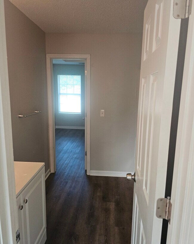 Building Photo - 670 Burtons Cove