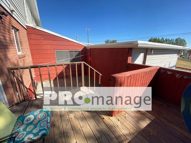 Building Photo - Three bed, one and a half bath townhouse in Idaho Falls