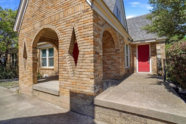 Building Photo - 3304 Cockrell Ave