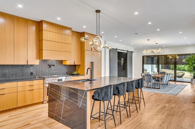 Building Photo - 7533 Royal Pl