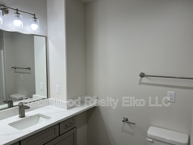 Building Photo - 2433 5th St