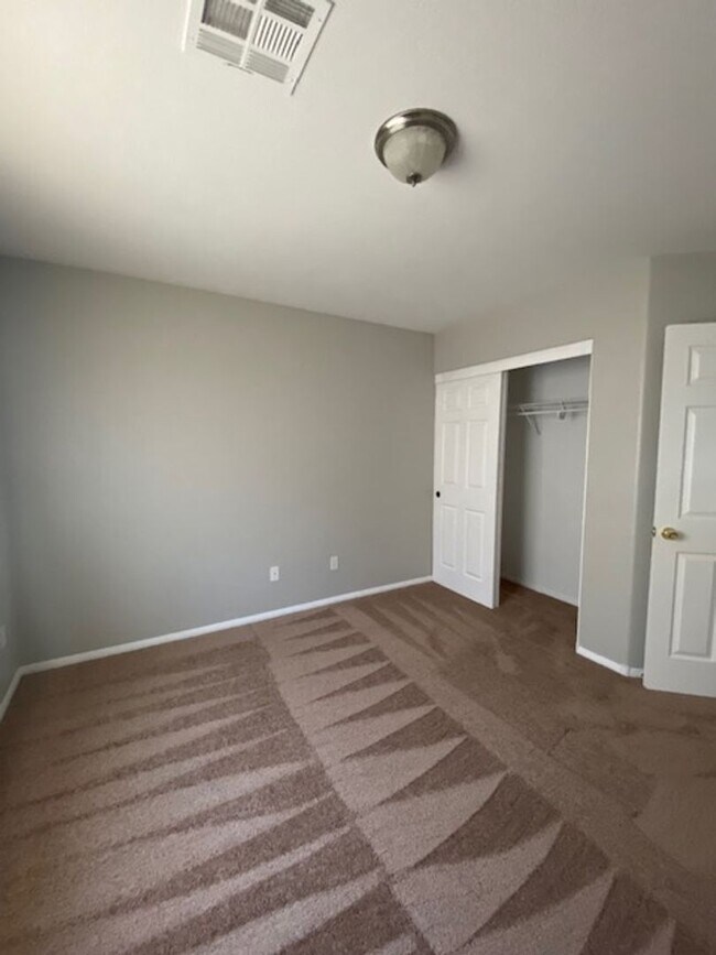 Building Photo - Southern Highlands 4 Bedroom- Single Famil...