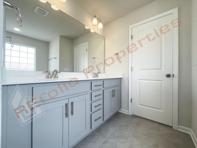 Building Photo - Beautiful 4 Bedroom 2.5 Bathroom Home w/ G...