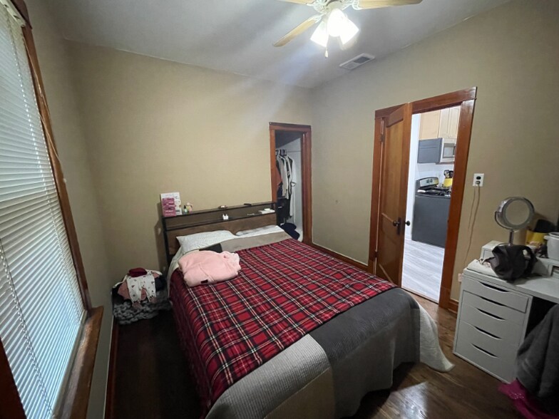 Building Photo - 5855 W Leland Ave