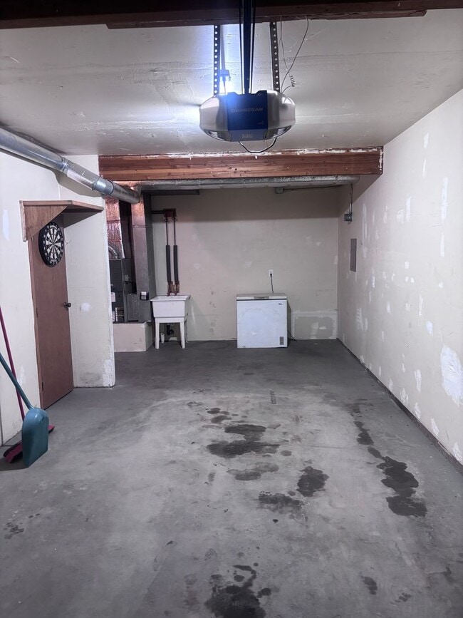 Building Photo - Perfectly Located 2 Bed/1.5 Bath Eagle River Condo!