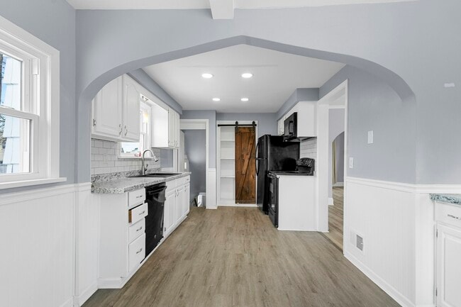 Building Photo - 943 Cloverdale Rd