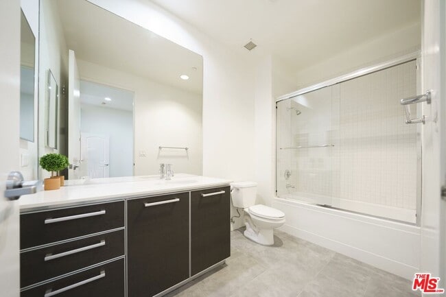 Building Photo - 801 S Grand Ave