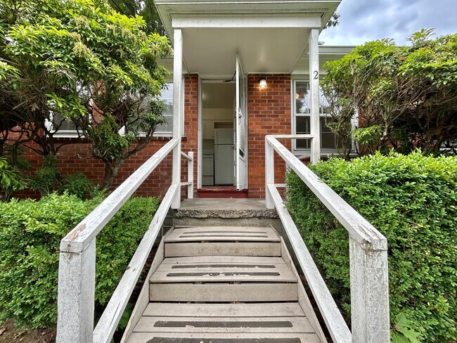 Building Photo - One Bed, One Bath, Vintage Charmer!