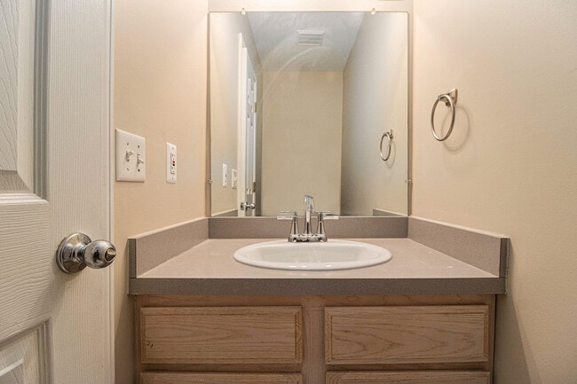 Building Photo - 43294 Silverwood Dr