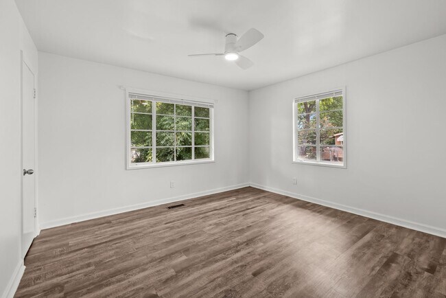Building Photo - Beautiful 3 Bedroom 2 Bathroom