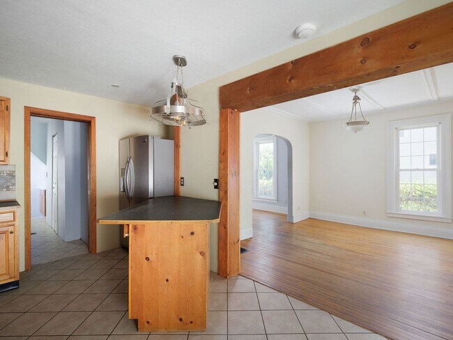 Building Photo - Charming and spacious 4-bedroom, 2 full bath home located in the City of Watertown.