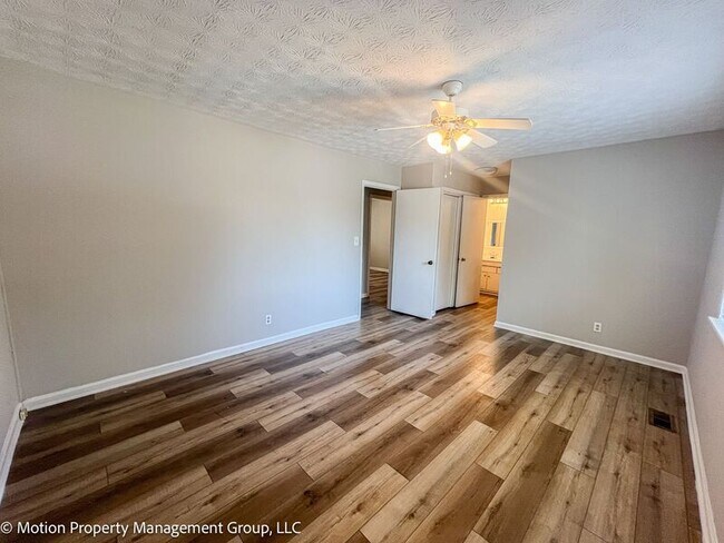 Building Photo - 3020 Woodfield Dr