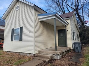 Building Photo - 606 W 11th St