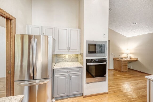 Building Photo - Single Family house on Meridian Valley Country Club.  Gated community