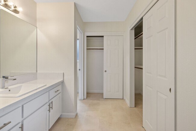 Building Photo - Pet Friendly, Updated NW Visalia Home Avai...