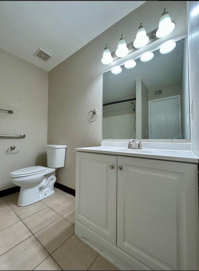 Building Photo - Charming 2-Bedroom 2 bathroom Apartment in the Heart of Chesterton!