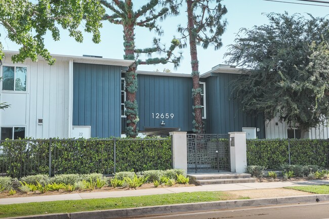 Building Photo - 12659 Moorpark Apartments