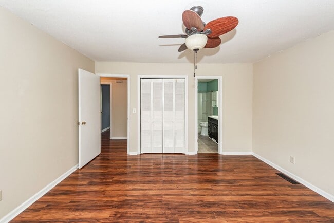 Building Photo - 2 Bedroom, 1.5 Bathroom Townhome in Island Bluff - James Island