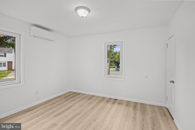Building Photo - 318 Essex Ave