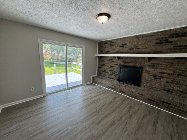 Building Photo - Far Eastside Large 3 Bedroom 1.5 Bath