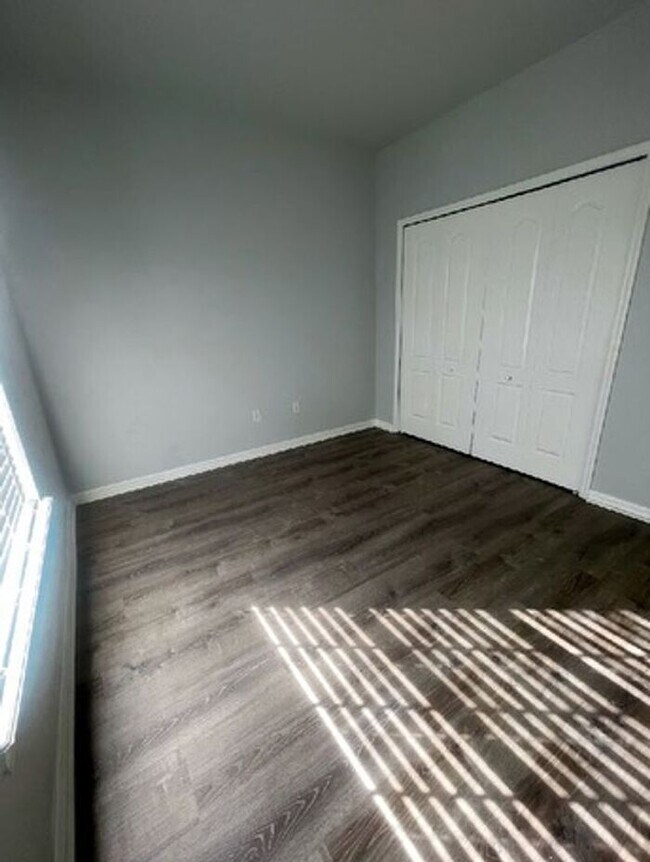 Building Photo - Beautiful Townhouse 3Beds / 2 and Half Bath