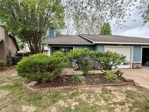 Building Photo - 930 N Century Dr