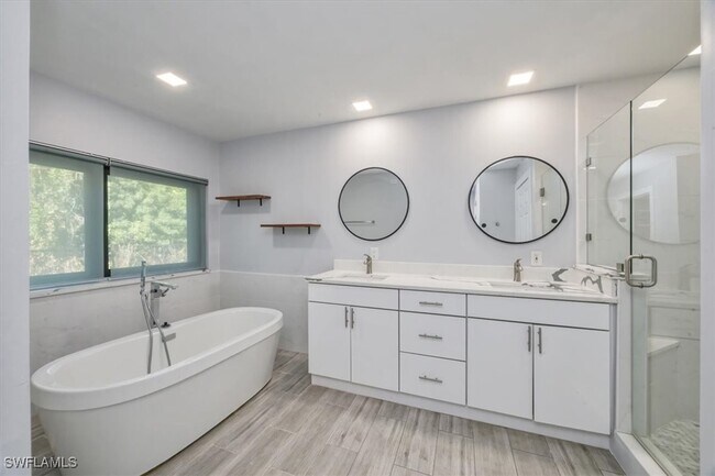 Building Photo - 6161 Waxmyrtle Way