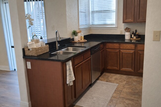 Building Photo - Gorgeous first floor 2/2 condo x Rent @  Winter Park in front of Full Sail!