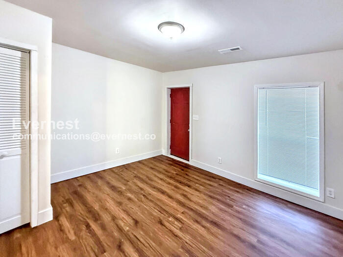 Building Photo - 201 9th Ave W