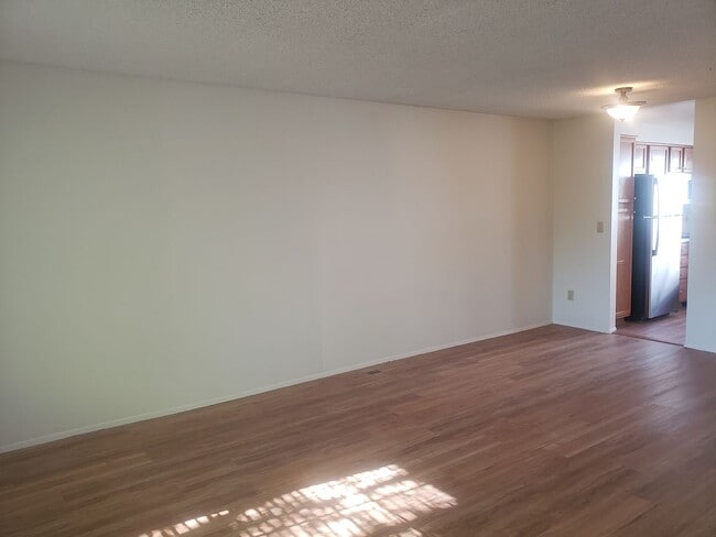 Building Photo - Spacious Townhouse with Two Car Garage!