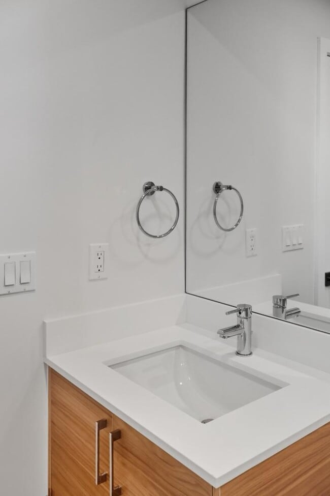 Building Photo - 1376 SW 4th St