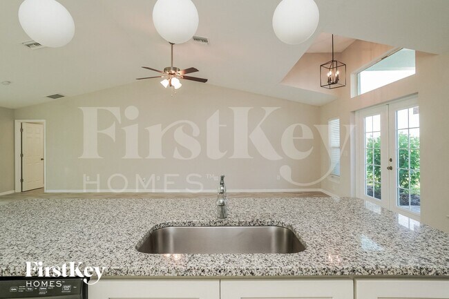 Building Photo - 1021 SW 11th Ave