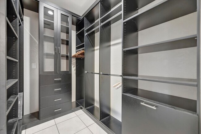 Building Photo - Stunning Annual Rental: Luxury Coastal Living on Longboat Key | 6 Bed | 5.5 bath | 4 car | Pool