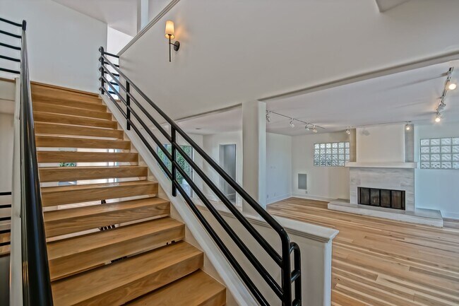 Building Photo - Beautifully Remodeled, 4BR4.5BA Hill Section Home w/ Amazing Panoramic Ocean Views, 3 Decks, Atri...