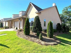 Building Photo - New 3 bed 2 bath Condo in Windsor Village!
