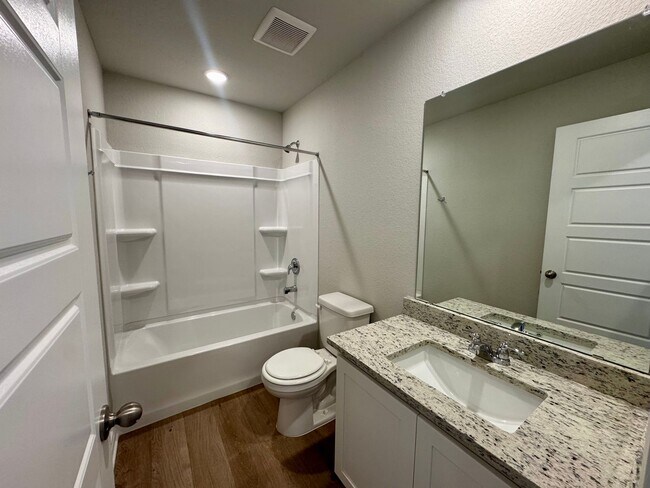 Building Photo - Stunning 4x2.5 Luxury Duplex in Buda, TX!