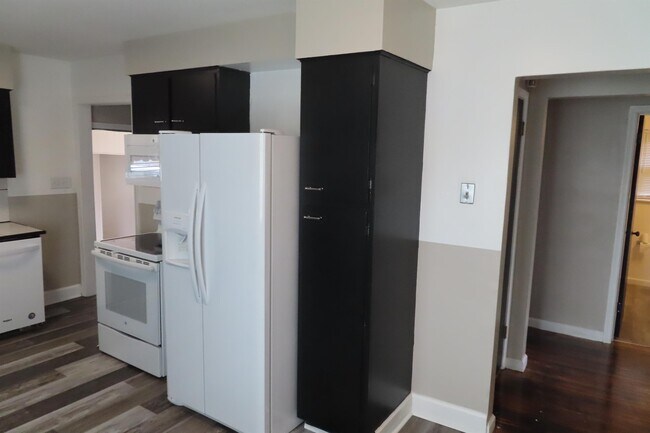 Building Photo - 1121 Fairwood Ave