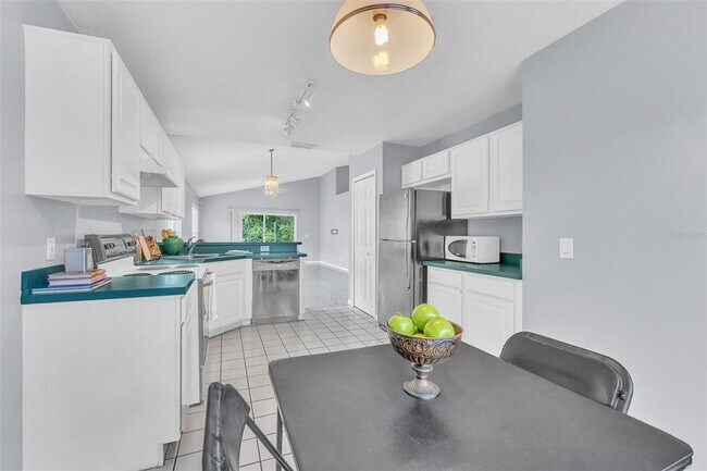 Building Photo - 4454 King Edward Dr