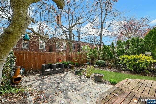 Building Photo - 158 Edgar St