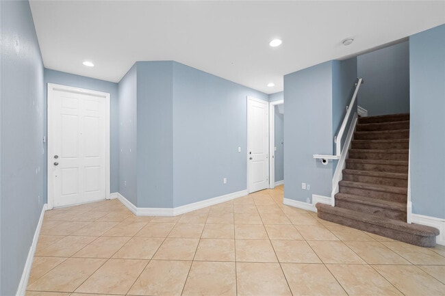 Building Photo - 10810 NW 74th Dr