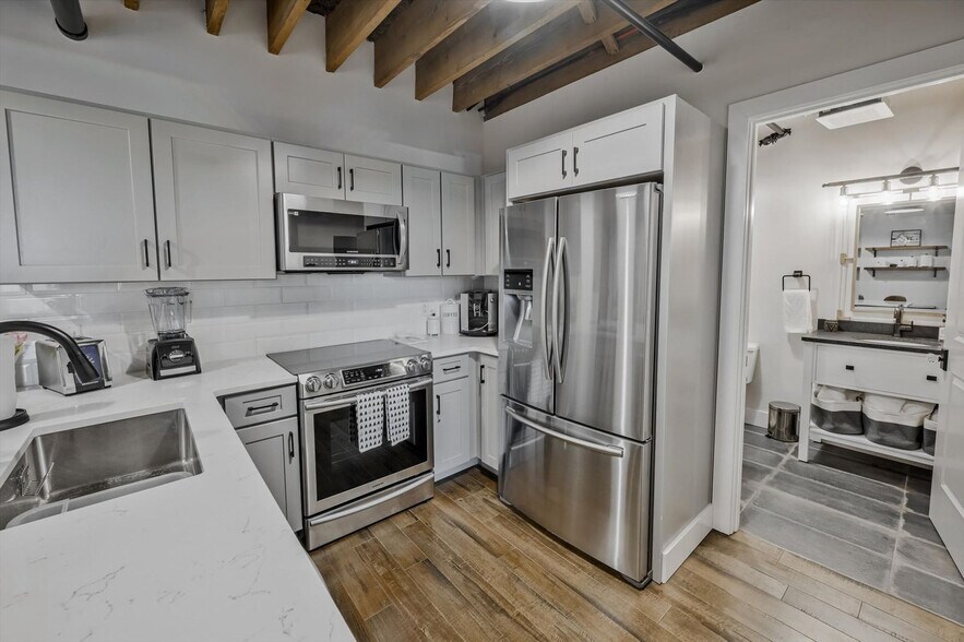 Building Photo - 610 21st Ave N